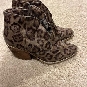 Very G size 7 women’s bootie - like new